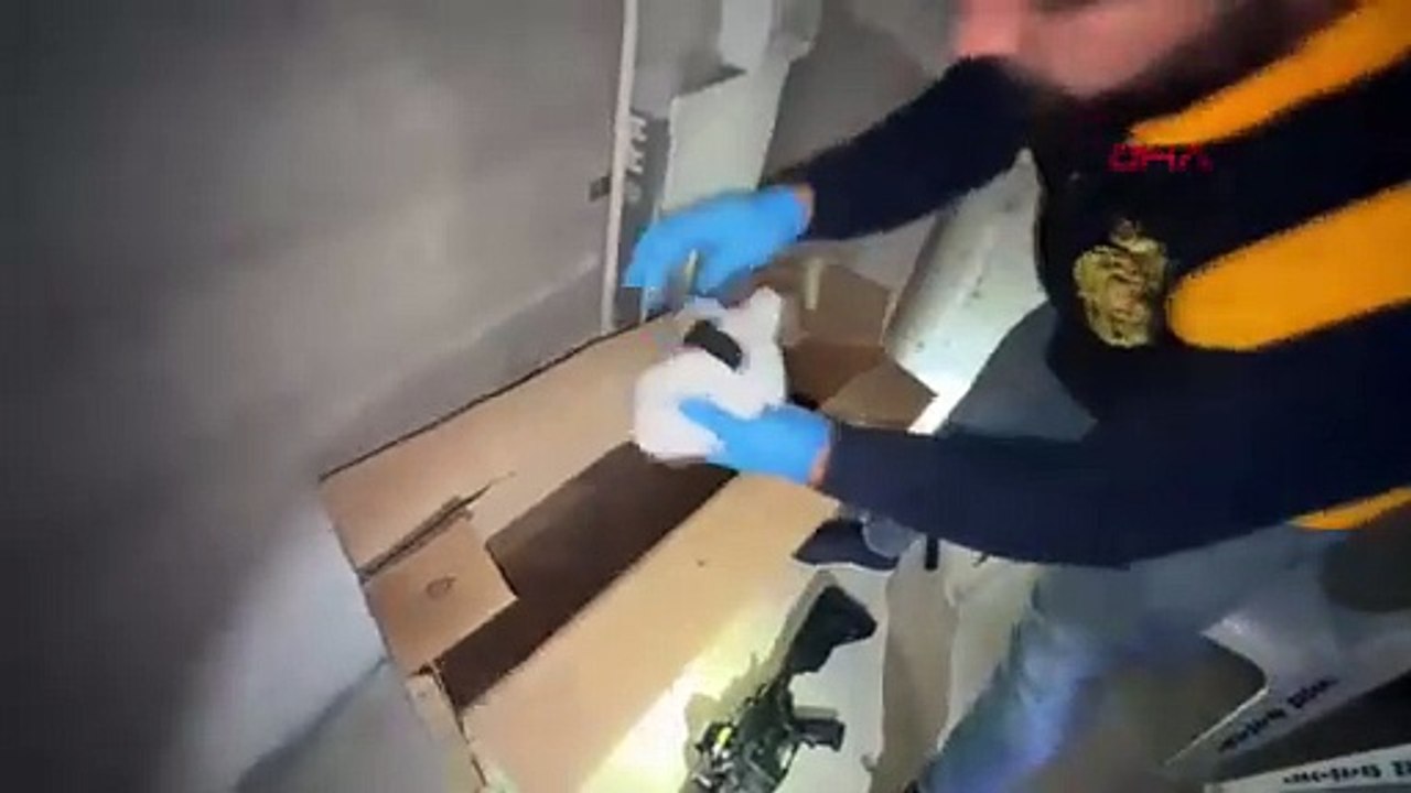 Güneş'e ateş edenlerin memleketindeki bu apartman, sanki askeri cephanelik!Güneş'e ateş edenlerin memleketindeki bu apartman, sanki askeri cephanelik!