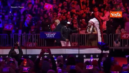 Trump sul palco con i Village People al comizio pre insediamento balla al ritmo di Ymca
