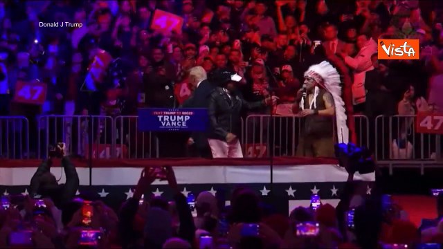 Trump sul palco con i Village People al comizio pre insediamento balla al ritmo di Ymca