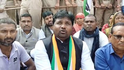 प्रदर्शनकारी कांग्रेस कार्यकर्ताओं पर डीएसपी समेत पुलिसकर्मियों ने बरसाए लट्ठ, कांग्रेस विधायक से धक्का मुक्की के बाद आक्रोश बढ़ा