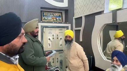 ਅਜਨਾਲਾ ਚ ਦਿਨ ਦਿਹਾੜੇ ਸੁਨਿਆਰੇ ਦੀ ਦੁਕਾਨ ਤੇ Gun Point ਤੇ ਵੱਡੀ ਲੁੱਟ
