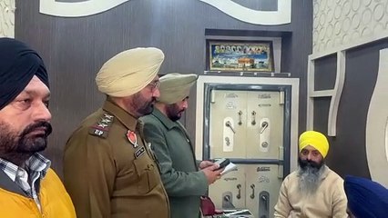 ਅਜਨਾਲਾ ਚ ਦਿਨ ਦਿਹਾੜੇ ਸੁਨਿਆਰੇ ਦੀ ਦੁਕਾਨ ਤੇ Gun Point ਤੇ ਵੱਡੀ ਲੁੱਟ