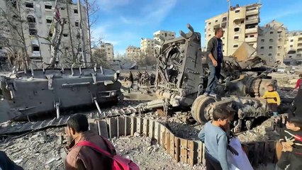 آليات عسكرية إسرائيلية مدمرة في مخيم جباليا في شمال غزة