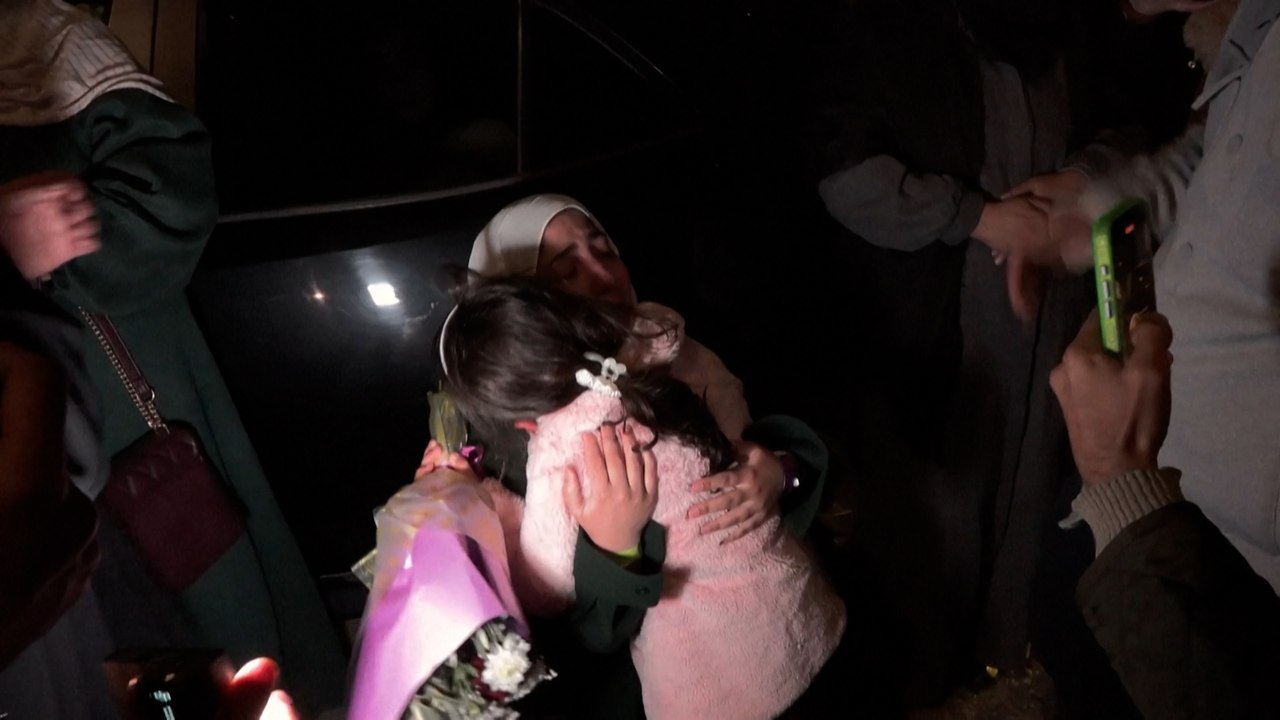 Des prisonniers palestiniens libérés retrouvent leurs proches à Beitunia et Ramallah