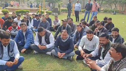 10 सूत्रीय मांगों को लेकर पटवारी सड़कों पर उतरे, कलेक्ट्रेट कार्यालय का घेराव कर जमकर किया प्रदर्शन, राज्य सरकार को दी चेतावनी, मांगे नहीं मानी तो गहलोत सरकार जैसा सिखाएंगे सबक