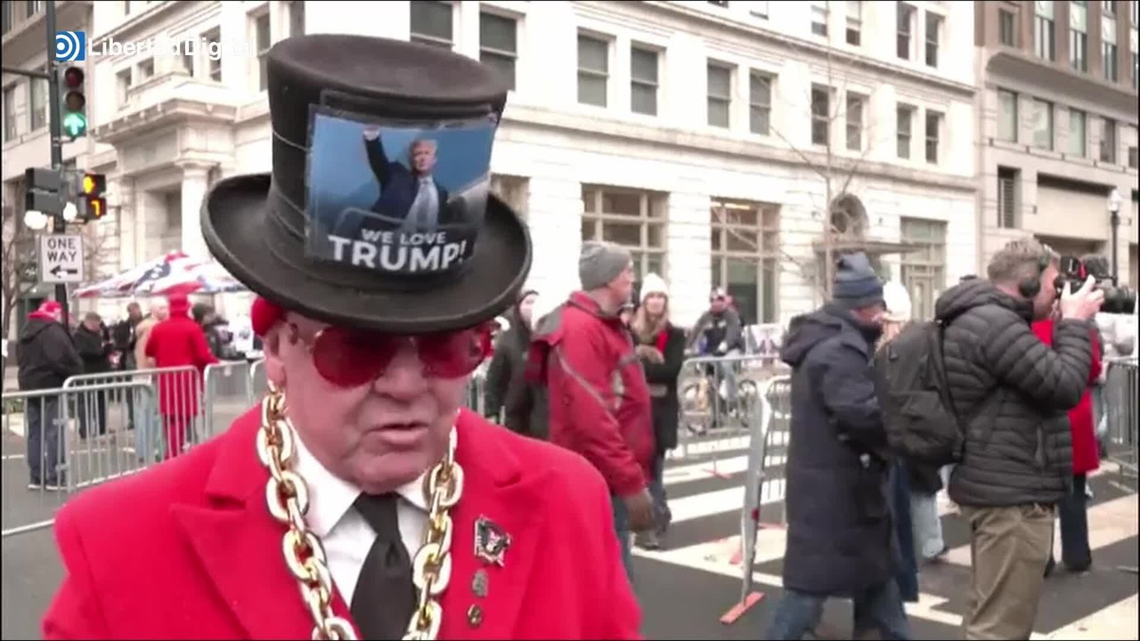 Decenas de seguidores de Trump esperan al futuro presidente cerca del Capitolio