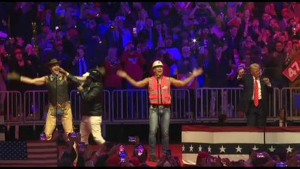 Inaguration day, Trump balla sul palco con i Village People
