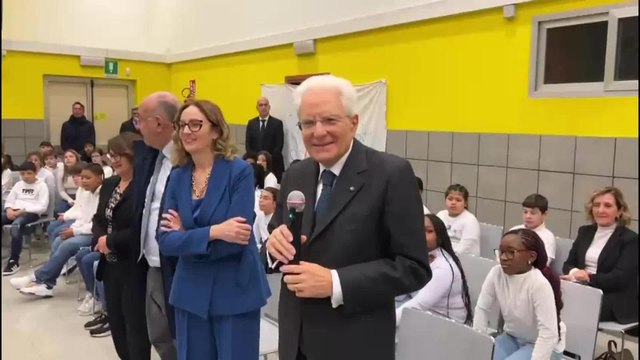 Mattarella a sorpresa in una scuola a Palermo dopo gli insulti razzisti a due alunni: «Il dialogo fa crescere»