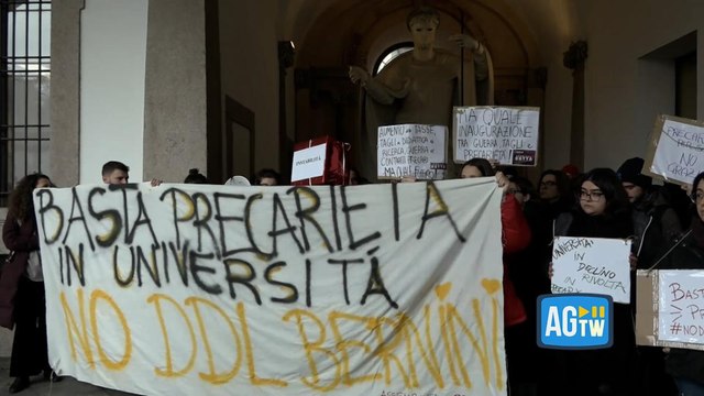 La protesta di dottorandi, ricercatori e studenti all'inaugurazione dell'anno accademico alla Statale di Milano: «L'università cade a pezzi»