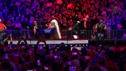 Antes de tomar posse, Trump dançou \'YMCA\' num comício. E há vídeo