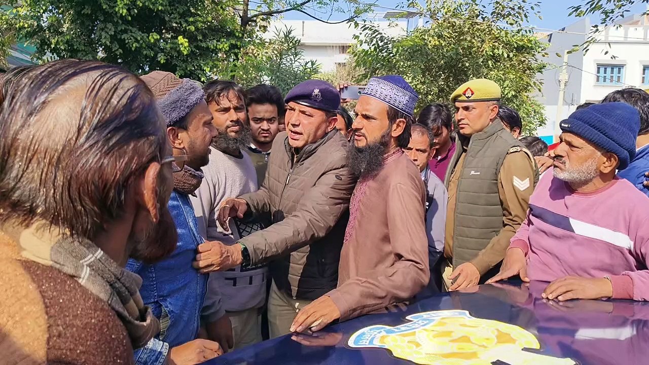 संभल में पुलिस कस्टडी में इरफान की मौत, सैकड़ों लोगों ने पुलिस चौकी घेरी, दो थानों की फोर्स के साथ RAF-RRF ने संभाला मोर्चा