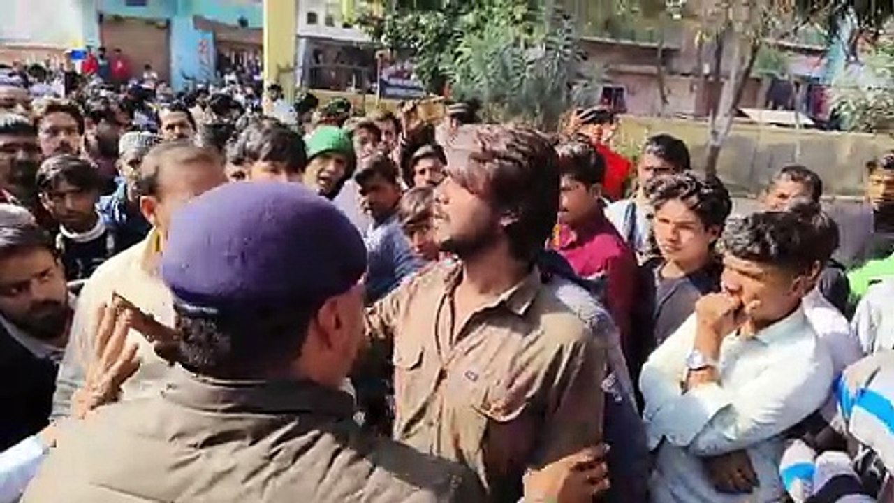 संभल में पुलिस कस्टडी में इरफान की मौत, सैकड़ों लोगों ने पुलिस चौकी घेरी, दो थानों की फोर्स के साथ RAF-RRF ने संभाला मोर्चा