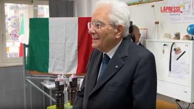 Mattarella ai bimbi di una scuola a Palermo rivela: «Da piccolo sognavo di fare il medico ma non il calciatore, non ero per niente bravo»