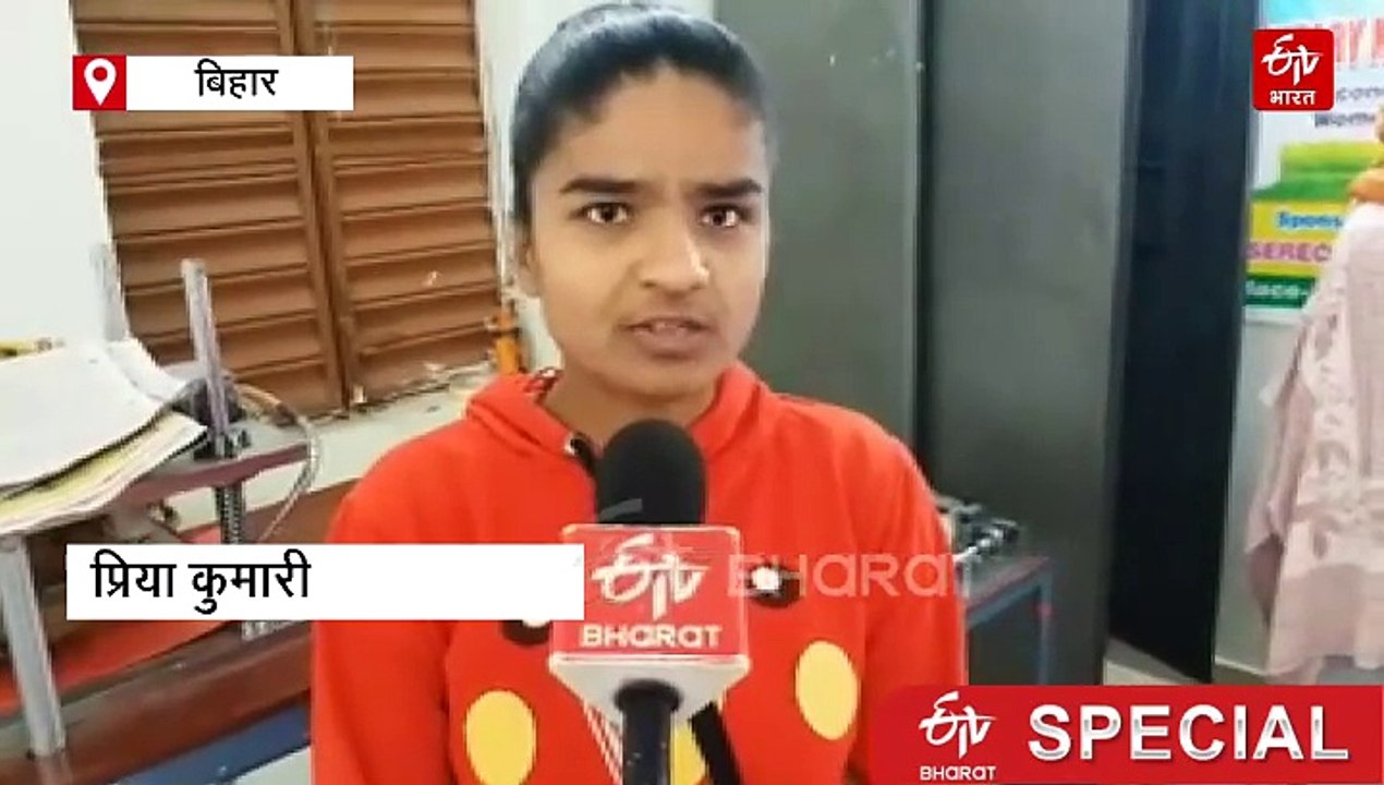 सेनेटरी पैड बनाकर महिलाएं कर रही अच्छी कमाई, 300 गांव में फैला है कारोबार
