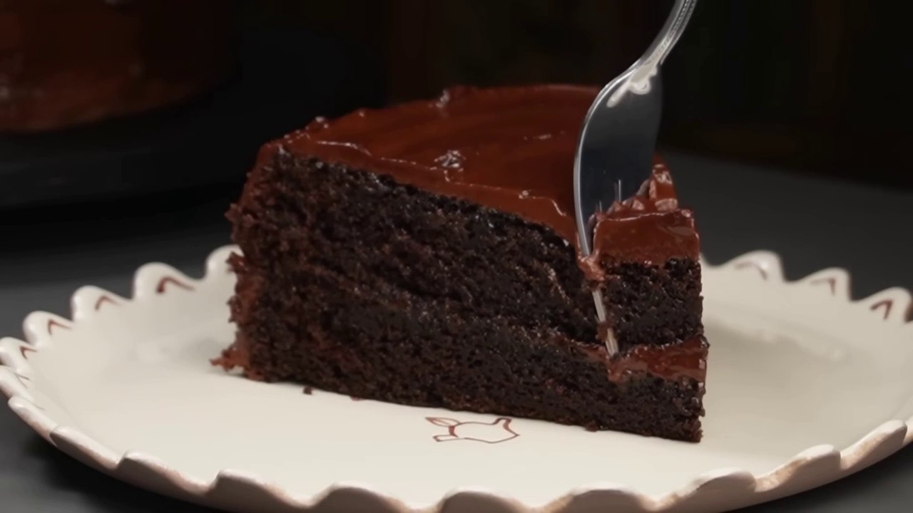 How To Make Moist & Fudgy Chocolate Cake