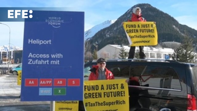 Activistas de Greenpeace piden en Davos más impuestos a los ricos