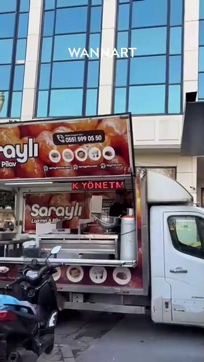 Ünlü yönetmen için camide lokma dağıtıldı