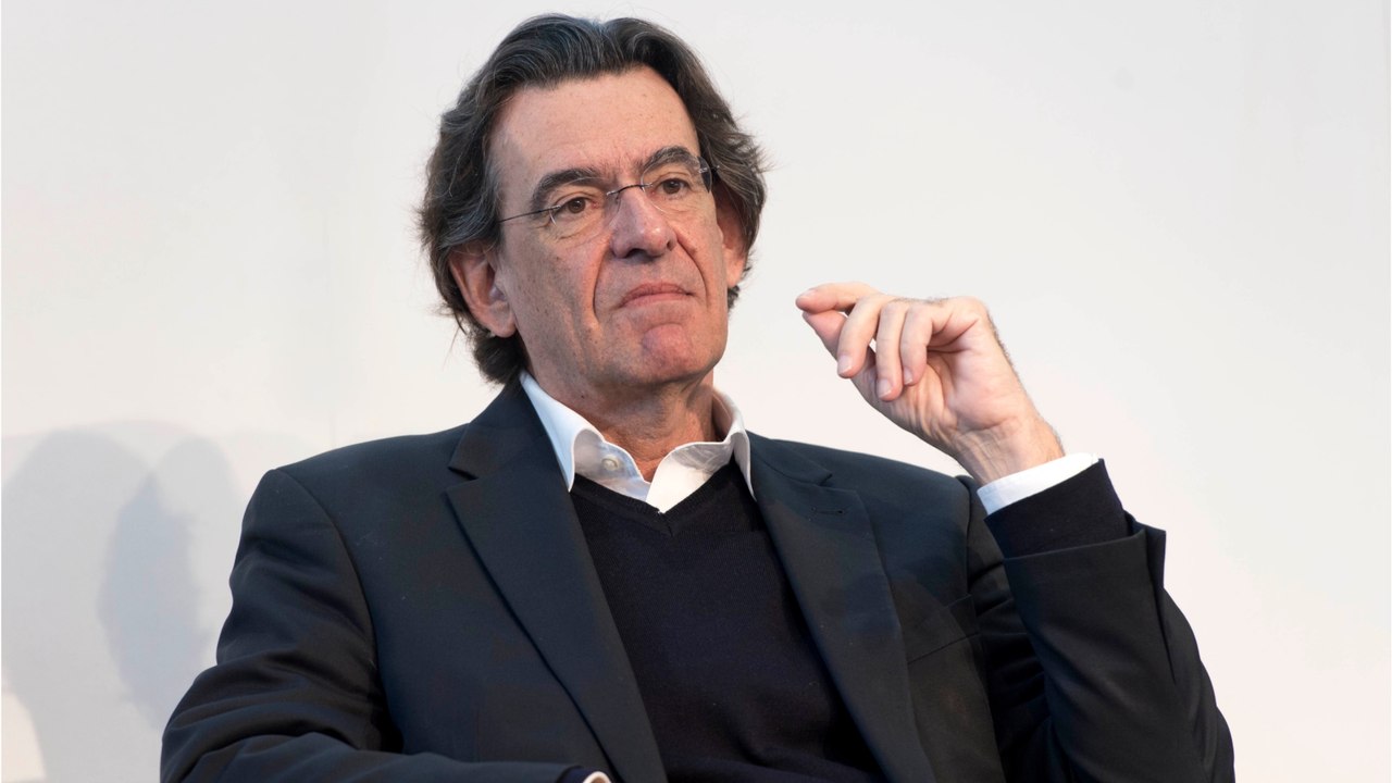 GALA VIDEO - "Ça suffit Darius !" : Luc Ferry hors de lui face à Darius Rochebin, le ton monte sur LCI