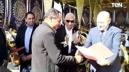 محافظ شمال سيناء يقوم بتسليم عقود الوحدات السكنية بالمرحلة الأولى على المنتفعين من أبناء مدينة رفح