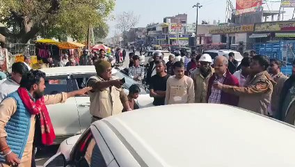 गौ सेवा राष्ट्रीय हिन्दू स्वयं सेवक संघ के प्रदेश सचिव और दारोग़ा के बीच चौराहे पर घंटो हुआ हंगामा