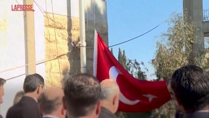 Il video della riapertura del consolato turco ad Aleppo: la bandiera issata nell'edificio per la prima volta da 12 anni