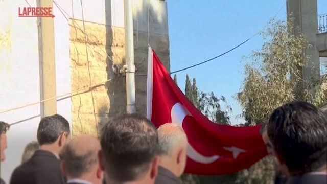 Il video della riapertura del consolato turco ad Aleppo: la bandiera issata nell'edificio per la prima volta da 12 anni