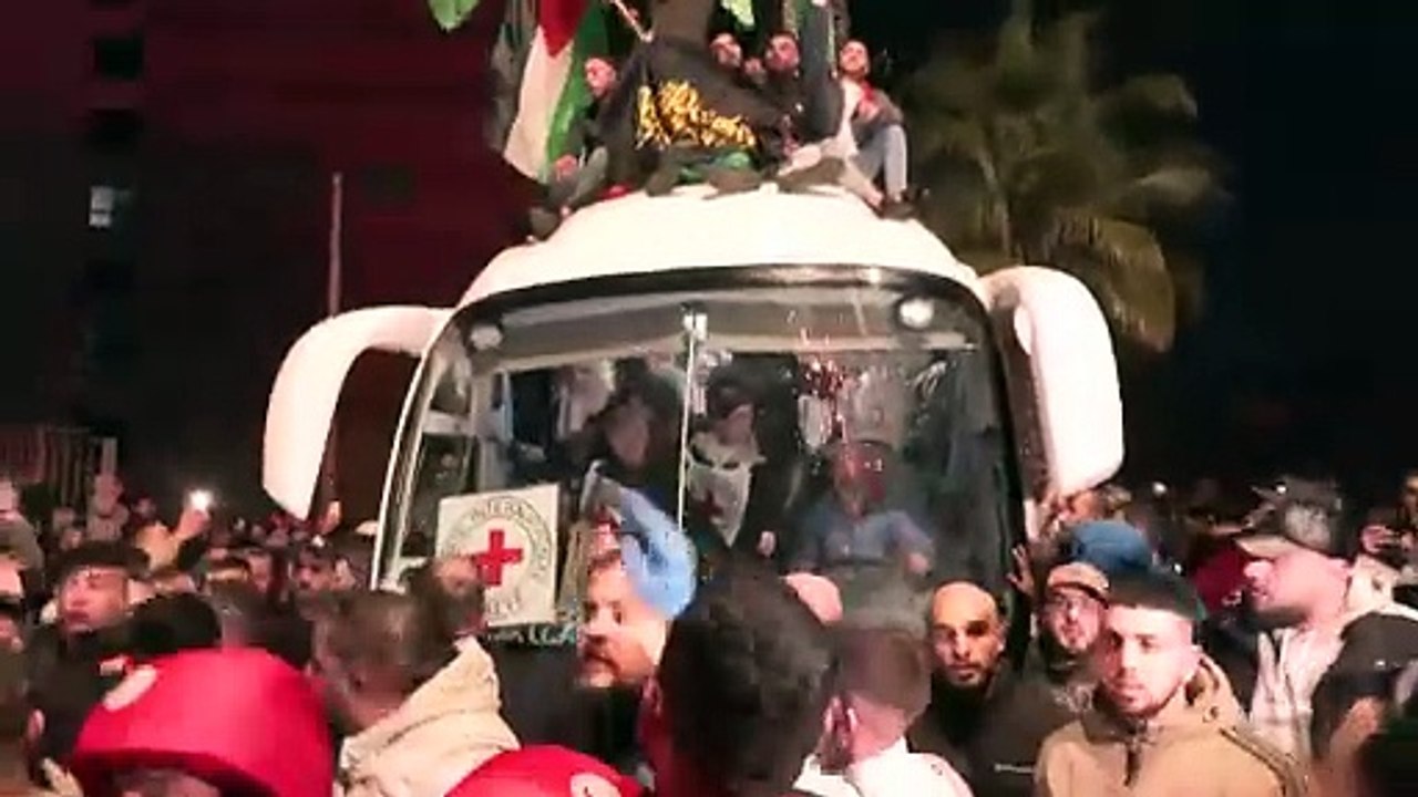 حشود تستقبل المعتقلين الفلسطينيين المفرج عنهم من السجون الإسرائيلية