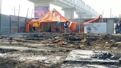 गीता प्रेस शिविर में आग के बीच से एक टेंट सुरक्षित बचा