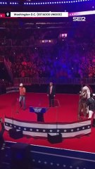 El baño de masas de Trump junto a Village People