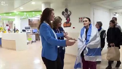 Les retrouvailles filmées des trois otages israéliennes libérées par le Hamas