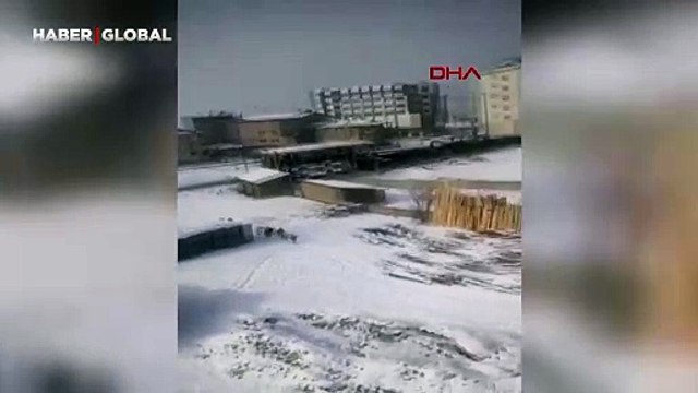 Sokak köpekleri okula giden öğrencilere saldırdı: O anlar kamerada