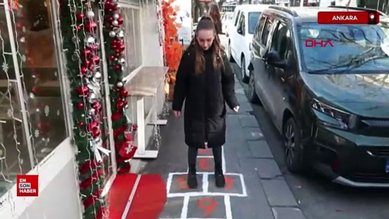 Ankara'da kaldırıma seksek oyunu çizdi, renkli görüntüler oluştu