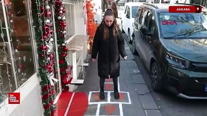 Ankara'da kaldırıma seksek oyunu çizdi, renkli görüntüler oluştu