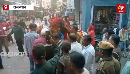 सीआई और एसआई की अनोखी विदाई, घोड़े पर बैठाकर बैंड बाजे के साथ शहर में निकाला जुलूस