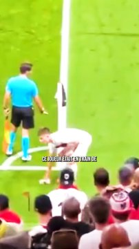 Ce joueur se venge des spectateurs #sport #football