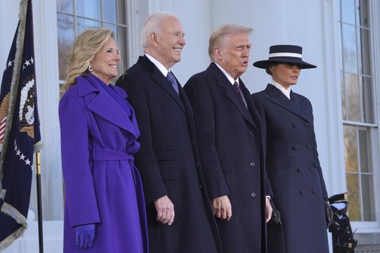Donald et Melania Trump arrivent à la Maison-Blanche pour un thé avec le couple Biden