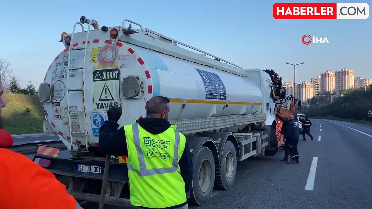Tanker Aydınlatma Direğine Çarptı, Otomobilin Ü...