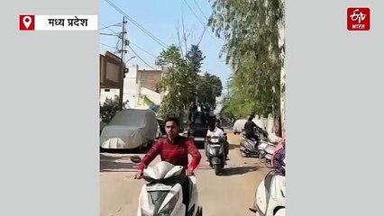 चलती थार की छत पर बैठ रील बना रहे थे युवक, ब्रेक लगते ही धड़ाम से गिरे, होगी कार्रवाई
