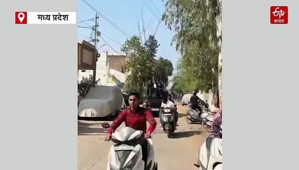 चलती थार की छत पर बैठ रील बना रहे थे युवक, ब्रेक लगते ही धड़ाम से गिरे, होगी कार्रवाई