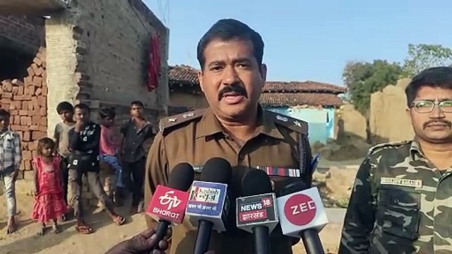 इनामी नक्सली के घर पहुंचे गढ़वा एसपी, परिजनों से मिलकर की सरेंडर कराने की अपील
