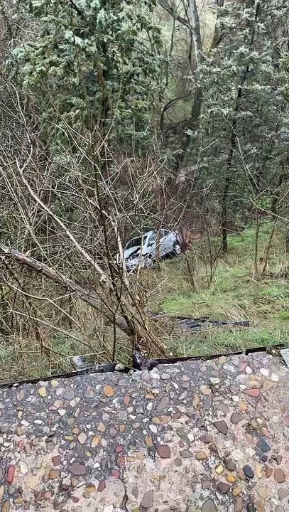 Un coche rompe una valla y cae por el terraplén en la Cuesta de los Hoyos