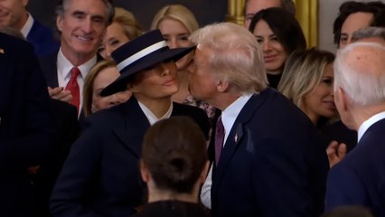 Donald Trump entra a la sala del Capitolio donde va a tomar posesión como presidente de EEUU