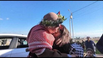 I primi palestinesi liberati da Israele riabbracciano le loro famiglie