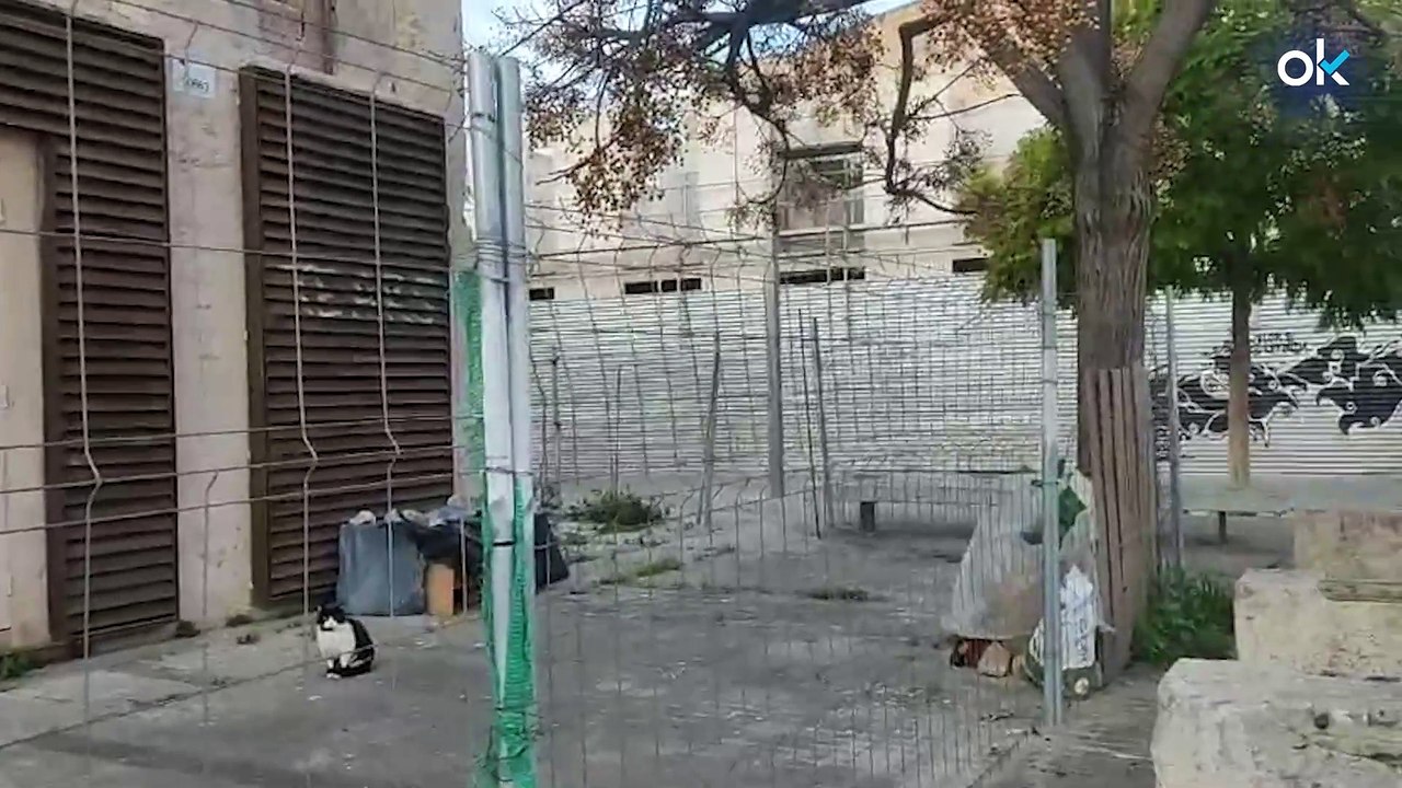 Indigentes y escombros en la reforma paralizada del edificio municipal de Can Ribas en Palma