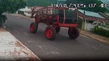 Garupa de moto tem cabeça estourada após motociclista tentar passar por baixo de máquina agrícola
