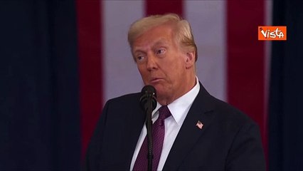 Standing ovation per Trump dopo l'insediamento. Biden, Kamala e i dem restano seduti