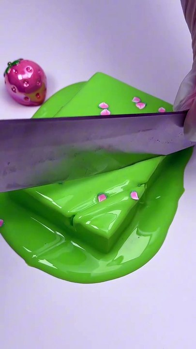 Cutting matcha peach slime jelly