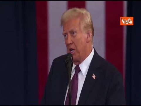 Standing ovation per Trump dopo l'insediamento. Biden, Kamala e i dem restano seduti