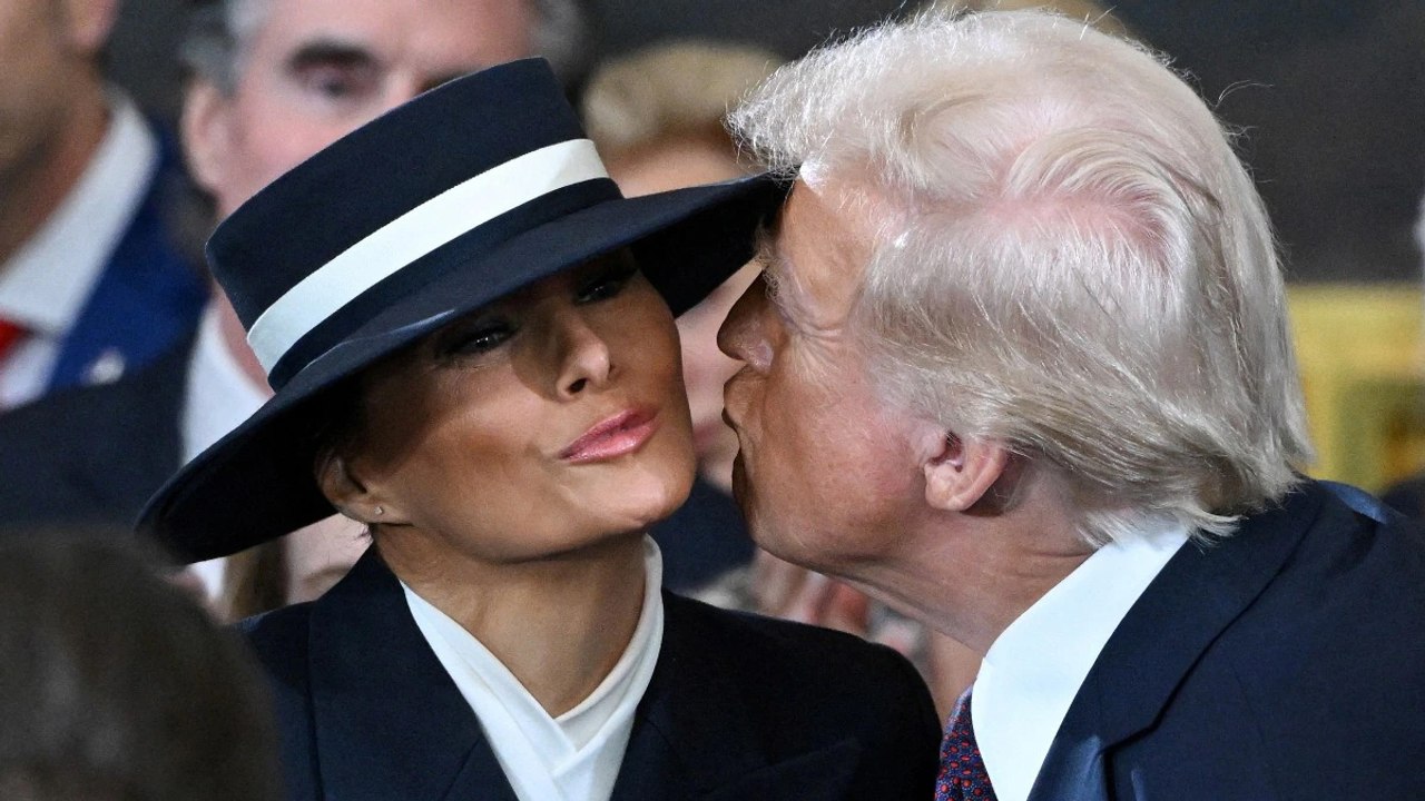 Donald Trump, yemin etmeden eşi Melania Trump'ı öpmek istedi; geniş şapkası izin vermedi!