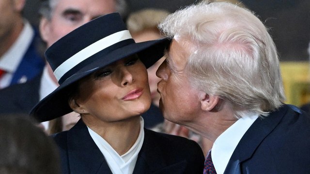 Donald Trump, yemin etmeden eşi Melania Trump'ı öpmek istedi; geniş şapkası izin vermedi!